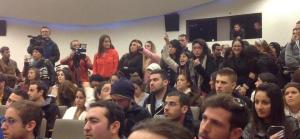 Publikum stört Podiumsdiskussion in Netanya